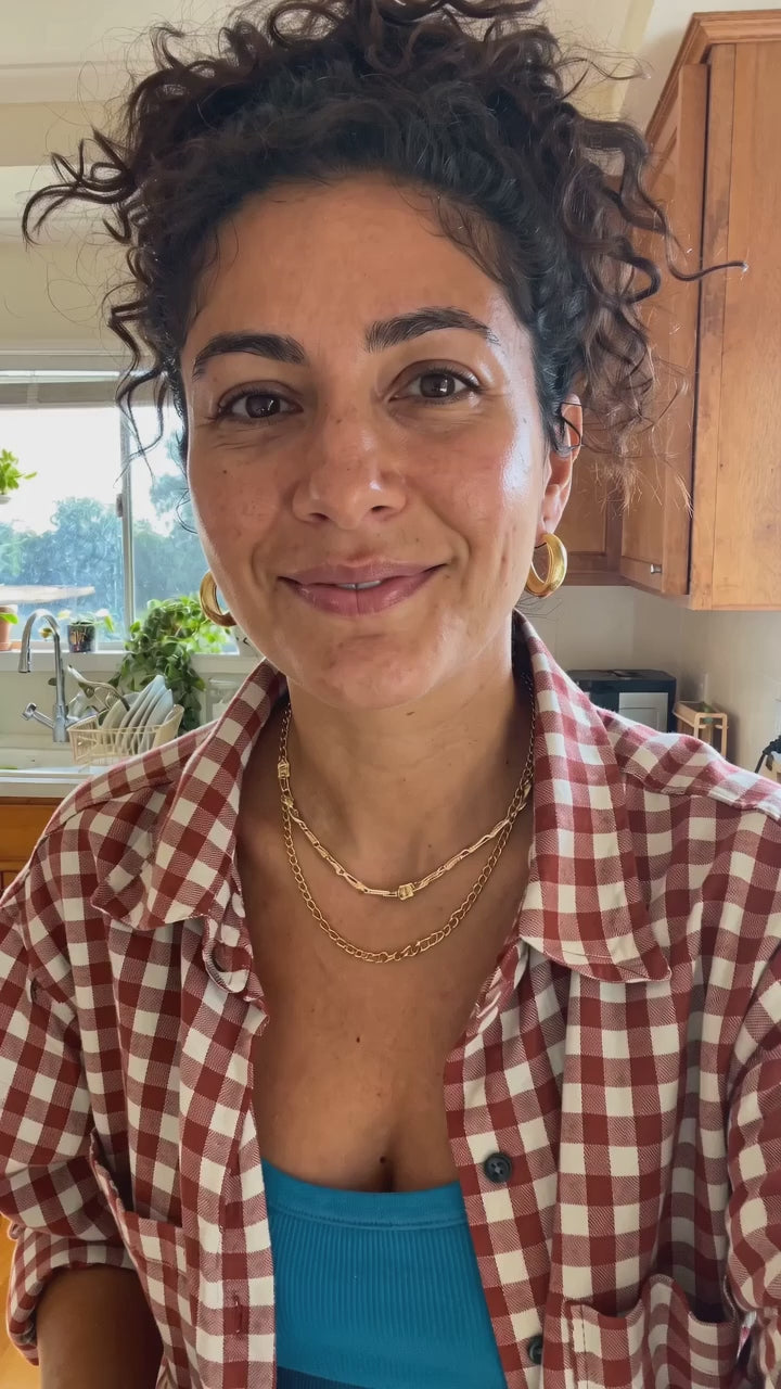 Load video: VITARAN Day and Night Duo customer clip showing the azulene serum glide across skin
